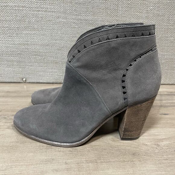 VINCE CAMUTO Fritan Bootie Size 8 M Gray Bootie SUEDE Ankle Stacked Heel Boot - Picture 4 of 9